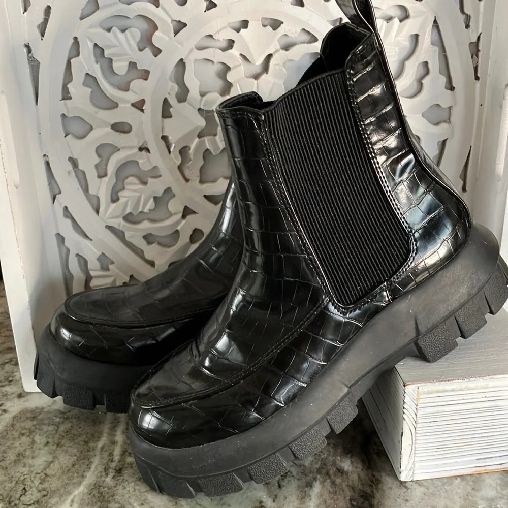 UO Eden Chelsea Boot Black Size 7 NEW